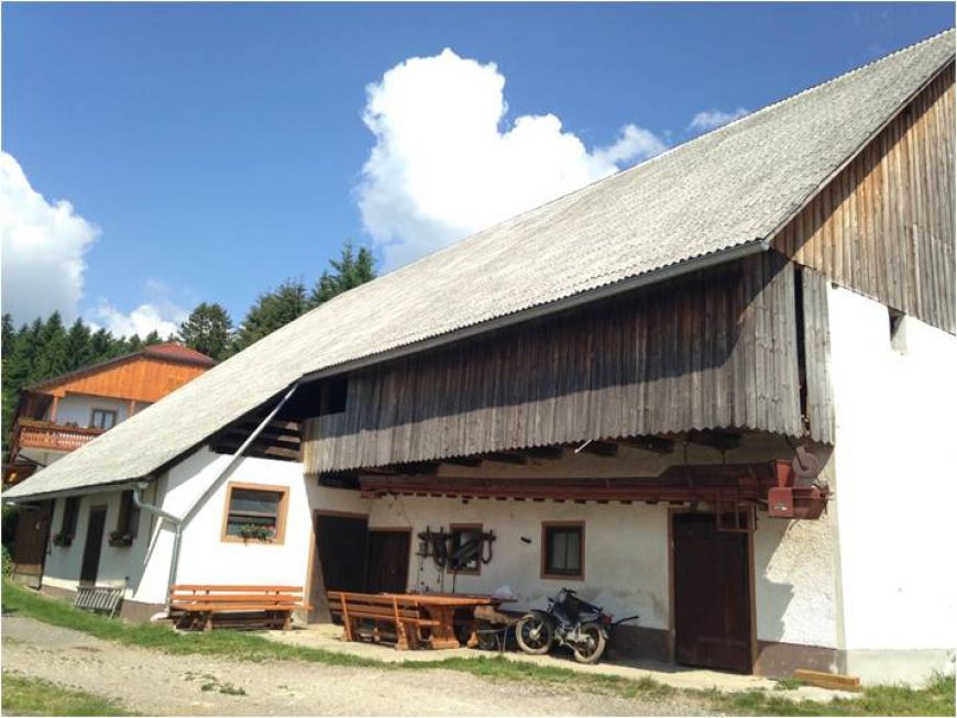 Obnova zapuščenega hleva z ureditvijo sob za prenočišča